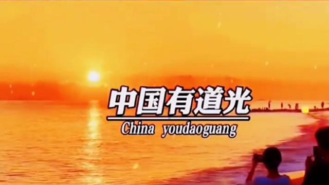 厕所门前挂一对联,上联“来人不蹲就站”,下联让人看后捧腹大笑