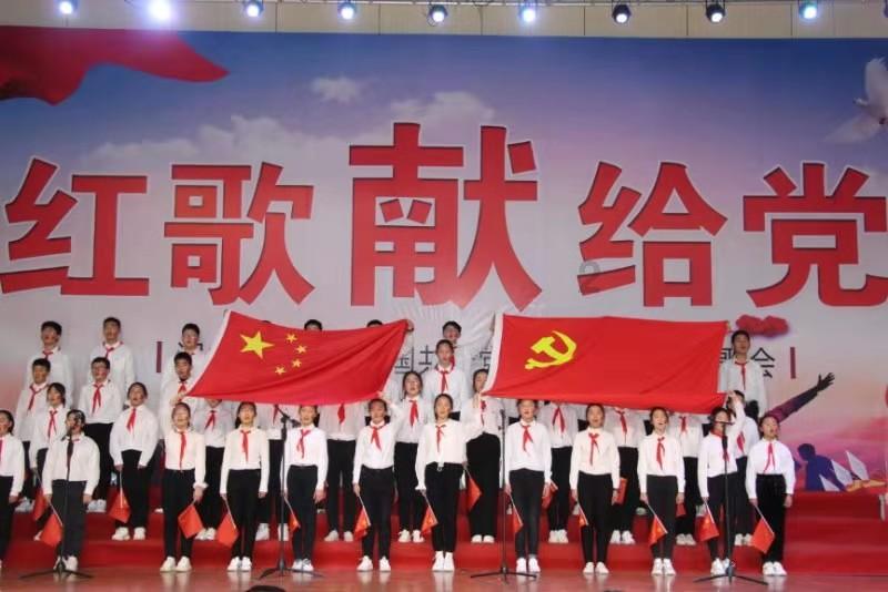 慈利县零阳街道白公城社区为现役军人家庭送喜报